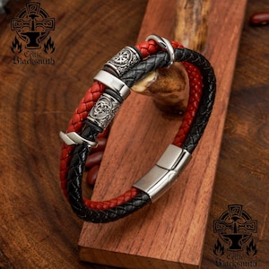 Tweelingvlam rood en zwart leer gevlochten armband, handgemaakte puur leren armband voor mannen, 2 bandjes Viking schoudertasje stalen kralen voor hem - cadeau