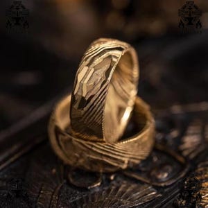 Bague en acier damas doré pour homme et femme - Alliance texturée forgée à la main - Bijoux celtiques vikings - Cadeau d&#39;anniversaire, Bague pour couple rustique
