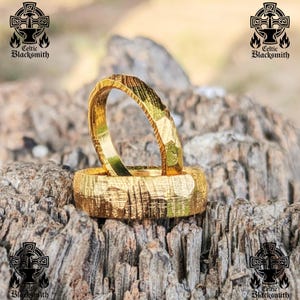 Handgefertigte Damaszener Stahl Gold Ring | 4 mm & 8 mm EternaForge Bands | Besonders Schmuck von Merrilldesign
