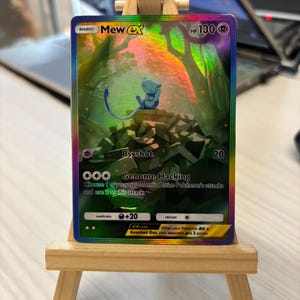 Carte Pokémon personnalisée holographique Mew Shiny Rainbow – Proxy Rainbow + pochette et Toploader