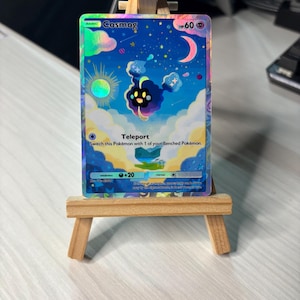 Tarjeta Pokémon personalizada holográfica arcoíris Cosmog AR – Rainbow Proxy + Funda y cargador superior