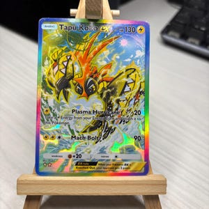 Tarjeta Pokémon personalizada TapuKoko AR shiny – Proxy holográfica arcoíris + funda y cargador superior