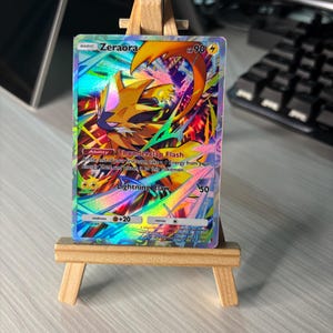 Carte Pokémon personnalisée holographique Zeraora Arc-en-ciel – Proxy Arc-en-ciel + pochette et Toploader