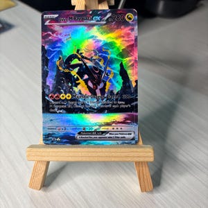 Carta Pokémon personalizada holográfica arcoíris variocolor de Mega Rayquaza – Rainbow Proxy + Funda y cargador superior