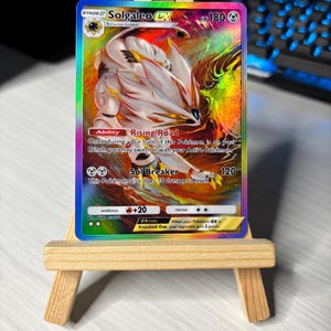 Solgaleo EX AR Pokémon Pocket personalizado: Carta arcoíris holográfica + funda y cargador superior