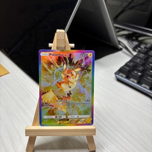 Pikachu EX AR Arc-en-ciel – Carte Pokémon Holographique Personnalisée + Pochette et Toploader