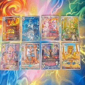Può includere: Una collezione di otto carte collezionabili rettangolari disposte su due file, ognuna con illustrazioni colorate e dettagliate di varie creature in ambienti distinti, tra cui un camino, una fontana e un giardino, con testo e numeri stampati.