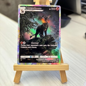 Carta Pokémon personalizada holográfica arcoíris de Houndoom – Rainbow Proxy + Funda y cargador superior