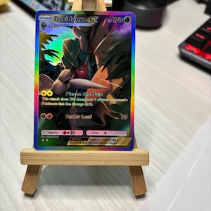 Decidueye EX Custom Pocket – Carta Holográfica Arcoíris Pokémon + Funda y Cargador Superior