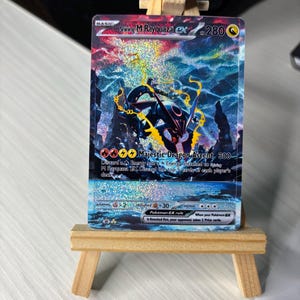 Mega Rayquaza Shiny Glitter Custom Pokémon-kaart – Regenboog Holografische Proxy + Hoes & Toploader