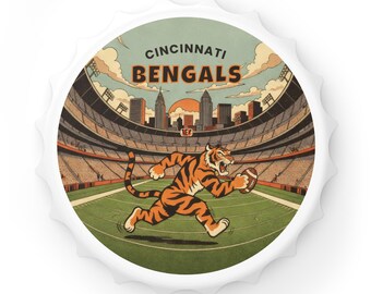 Könnte beinhalten: Ein weißer Flaschenverschluss mit einer Illustration im Vintage-Stil eines Tigers, der mit einem Football auf einem grünen Feld rennt. Die Worte "Cincinnati Bengals" stehen darüber.