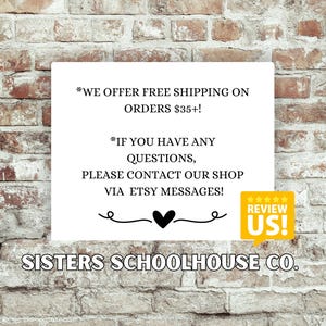 Puede incluir: Un letrero blanco con texto negro contra una pared de ladrillos. El letrero dice "WE OFFER FREE SHIPPING ON ORDERS 33&euro;+" y "IF YOU HAVE ANY QUESTIONS, PLEASE CONTACT OUR SHOP VIA ETSY MESSAGES!". El letrero tambi&eacute;n incluye un coraz&oacute;n y el texto "REVIEW US!" y "SISTERS SCHOOLHOUSE CO."