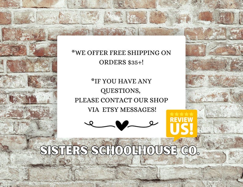 Puede incluir: Un letrero blanco con texto negro contra una pared de ladrillos. El letrero dice "WE OFFER FREE SHIPPING ON ORDERS 33&euro;+" y "IF YOU HAVE ANY QUESTIONS, PLEASE CONTACT OUR SHOP VIA ETSY MESSAGES!". El letrero tambi&eacute;n incluye un coraz&oacute;n y el texto "REVIEW US!" y "SISTERS SCHOOLHOUSE CO."