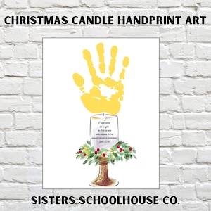 Puede incluir: Una impresión artística navideña con huella de mano. El diseño presenta una huella de mano amarilla sobre una ilustración de vela con un versículo bíblico. La vela está decorada con vegetación y bayas rojas. El texto "CHRISTMAS CANDLE HANDPRINT ART" está en la parte superior.