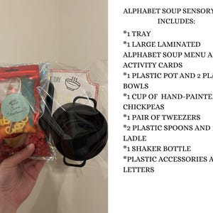 Puede incluir: Un cubo sensorial de sopa de letras incluye una bandeja, un men&uacute; laminado, tarjetas de actividades, una olla y cuencos de pl&aacute;stico, garbanzos, pinzas, cucharas, un cuchar&oacute;n, una botella agitadora, accesorios y letras.