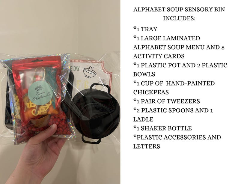 Puede incluir: Un cubo sensorial de sopa de letras incluye una bandeja, un men&uacute; laminado, tarjetas de actividades, una olla y cuencos de pl&aacute;stico, garbanzos, pinzas, cucharas, un cuchar&oacute;n, una botella agitadora, accesorios y letras.
