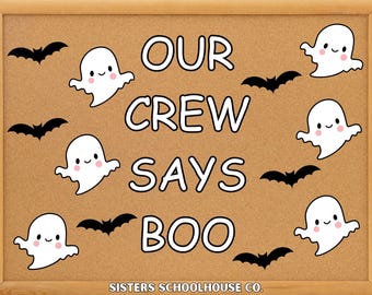 Può includere: Una bacheca a tema Halloween con cornice in legno. La bacheca presenta adesivi di fantasmi bianchi e pipistrelli neri. Il testo "OUR CREW SAYS BOO" è visualizzato in grandi lettere bianche. La parte inferiore della bacheca recita "SISTERS SCHOOLHOUSE CO."