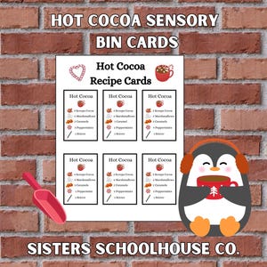 Op de afbeelding: Een bedrukt vel met de tekst "Hot Cocoa Sensory Bin Cards" en "Hot Cocoa Recipe Cards". De receptkaarten bevatten ingrediënten zoals cacao, marshmallows, karamel en pepermunt. Een roze schep en een cartoonpinguïn met een mok zijn ook afgebeeld.