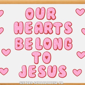 Może przedstawiać: Oprawiony wydruk z napisem "OUR HEARTS BELONG TO JESUS" w różowych literach bąbelkowych. Różowe serca otaczają tekst na białym tle. Rama jest w kolorze jasnobrązowym.