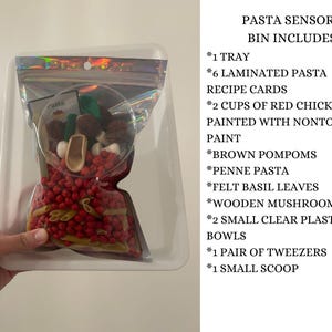 Puede incluir: Un cubo sensorial con elementos tem&aacute;ticos de pasta. El cubo incluye una bandeja transparente y una bolsa llena de garbanzos rojos, pasta penne, pompones marrones, hojas de albahaca de fieltro, setas de madera y peque&ntilde;os cuencos de pl&aacute;stico transparente. Texto: "PASTA SENSORY BIN INCLUDES:"