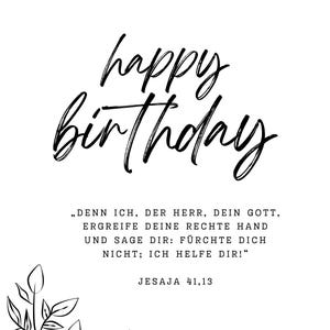 Puede incluir: Tarjeta blanca con la frase "happy birthday" en elegante escritura negra. Debajo, una cita en alem&aacute;n y un dise&ntilde;o floral en la esquina inferior izquierda. El texto dice "DENN ICH, DER HERR, DEIN GOTT..." y "JESAJA 41,13".