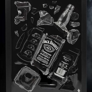 Peut inclure: Une œuvre encadrée représentant une bouteille de whisky Jack Daniel's brisée et des éclats de verre. La composition en noir et blanc met en évidence l'étiquette de la bouteille avec du texte, sur fond noir.
