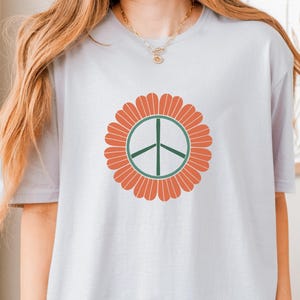 Camiseta retrô com símbolo da paz: camiseta floral vintage