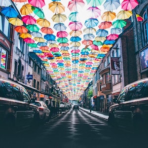 Foto di alta qualità / Strada degli ombrelli colorati a Bastogne, Belgio / Fotografia di viaggio / Arredamento /