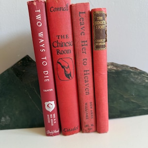 Ensemble de 4 livres vintage en rouge. Ces livres des années 1940 authentiques à couverture rigide, décoration de table de ferme, bibliothèque, bibliothèque ancienne