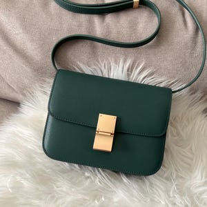 Grüne Umhängetasche aus echtem Leder, Elegante Schultertasche für den Alltag, Minimalistische Umhängetasche, Umhängetasche aus echtem Leder