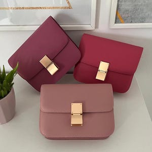Rosa Leder Umhängetasche für Damen, Minimalistische Alltagstasche, Lederboxtasche, Elegante Crossbody Tasche, Perfektes Geschenk