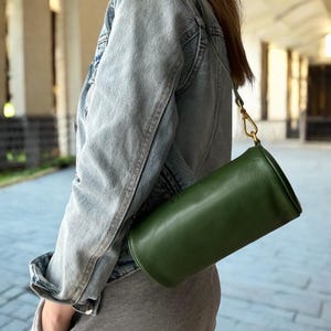 Zylinderförmige Umhängetasche aus echtem Leder, Umhängetasche aus röhrenförmigem Leder, elegante grüne Fasstasche, weiche Ledertasche