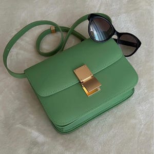 Bolso bandolera de piel auténtica color verde aguacate, bolso minimalista para el día a día, bolso tipo cartera para mujer, bolso bandolera de piel.