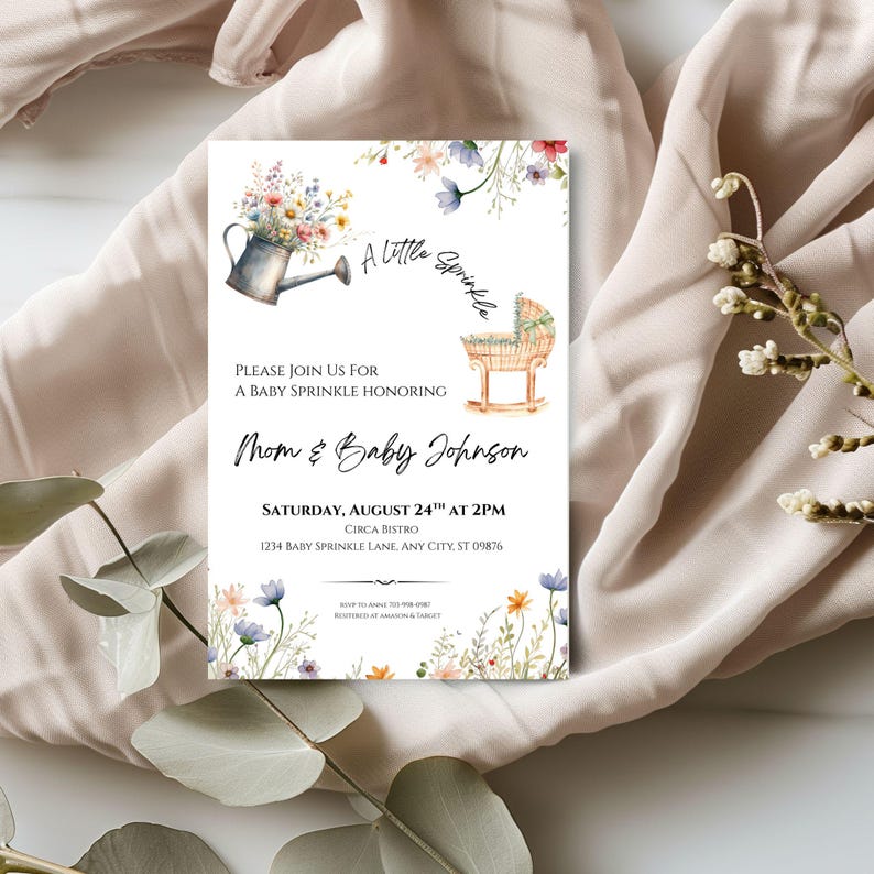 Peut inclure: Invitation pour une baby shower avec des illustrations &agrave; l'aquarelle. L'invitation pr&eacute;sente un arrosoir avec des fleurs, un berceau et le texte "A Little Sprinkle". L'invitation indique "Mom & Baby Johnson" et comprend les d&eacute;tails de l'&eacute;v&eacute;nement.