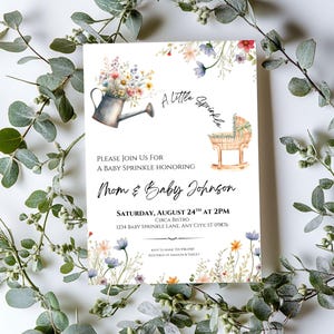 Peut inclure: Une invitation &agrave; une baby shower avec des illustrations florales &agrave; l'aquarelle. L'invitation comprend le texte "A little Sprinkle" et les d&eacute;tails de l'&eacute;v&eacute;nement. L'invitation est orn&eacute;e d'un arrosoir et d'un berceau. La date est le 24 ao&ucirc;t.