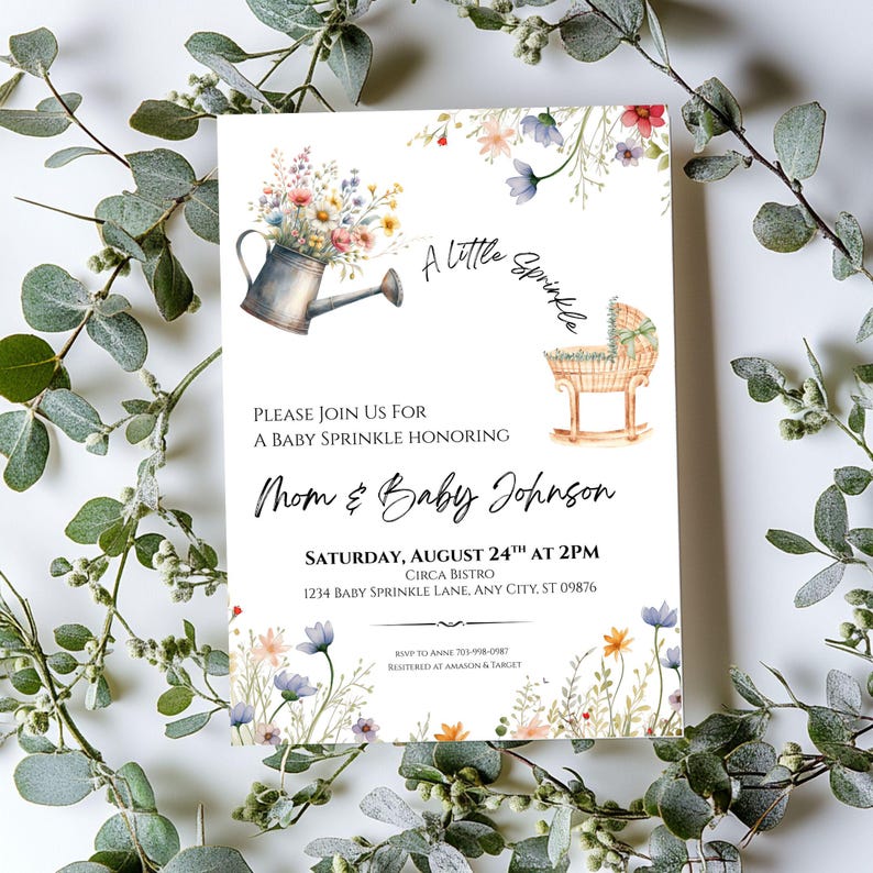 Peut inclure: Une invitation &agrave; une baby shower avec des illustrations florales &agrave; l'aquarelle. L'invitation comprend le texte "A little Sprinkle" et les d&eacute;tails de l'&eacute;v&eacute;nement. L'invitation est orn&eacute;e d'un arrosoir et d'un berceau. La date est le 24 ao&ucirc;t.