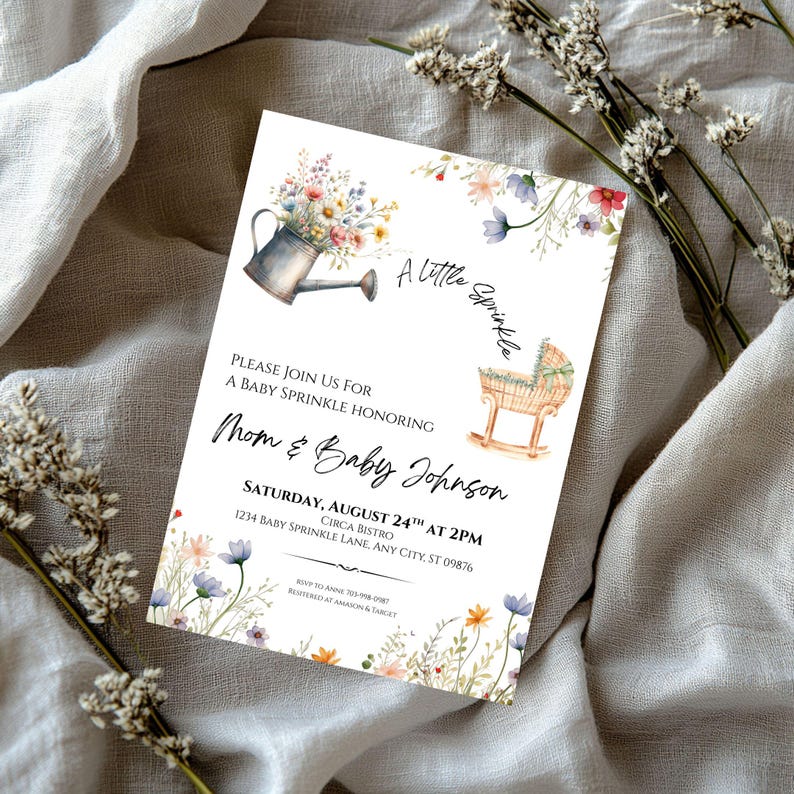 Peut inclure: Invitation pour une baby shower avec des illustrations florales et le texte "A Little Sprinkle". L'invitation comprend un arrosoir rempli de fleurs, un berceau et les d&eacute;tails de l'&eacute;v&eacute;nement. L'invitation est sur fond blanc.