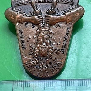 Vintage 2001 Fasnacht Carnival Pin Badge, Basel, Switzerland, E Gäwärdräisch mir sin drä, Swizz Collectible Pin