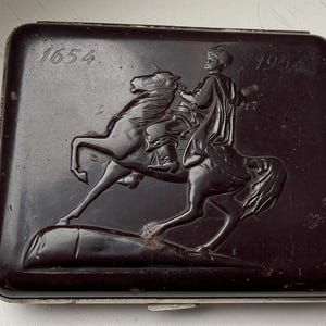 Portasigarette d'epoca con disegno di cavaliere in rilievo 1654-1954 Scatola per sigarette Carbolite Hetman ucraino Bohdan Khmelnitskyi