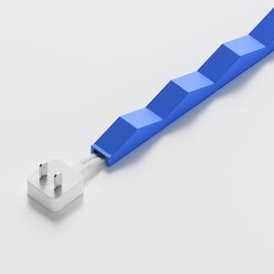 Könnte beinhalten: Ein weißer Netzstecker mit zwei flachen Metallkontakten, der mit einem blauen Kabelschutz verbunden ist. Der Schutz weist ein sich wiederholendes geometrisches, dreieckiges oder sägezahnartiges Muster auf, das das Stromkabel umschließt.