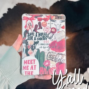 Op de afbeelding: Een transparante telefoonhoes met een collage van kleurrijke stickers. De stickers bevatten afbeeldingen van cowboys, cowgirls, paarden, cactussen, Coca-Cola en andere westerse ontwerpen. De tekst "Save a horse, ride a cowboy" en "Long live cowgirls" is zichtbaar op de hoes.