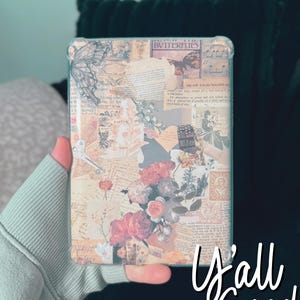 Può includere: Primo piano di una copertina di libro con un collage di immagini vintage, tra cui farfalle, fiori e testo. La copertina è un mix di colori crema, marrone e rosa. Il testo sulla copertina recita "Among the Butterflies".