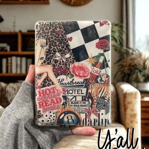 Capa para Kindle Heartbreak Hotel, Garotas Sensuais Lendo Livros, Colagem Vintage de Leopardo e Xadrez, Capa Transparente para Kindle, Estética Literária