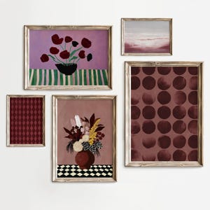 Peut inclure: Un ensemble de cinq cadres muraux présentant des œuvres variées. La collection comprend une peinture florale sur fond violet, un paysage, un motif en losanges, un bouquet dans un vase sur une surface à damier et un imprimé à pois rouge foncé.