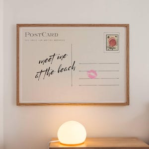 Treff mich am Strand Druck – Süßes typografisches Poster – Girly Küsten-Wanddekor – Vintage-Postkartenstil – Strandhaus Kunstdruck