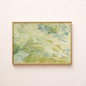 Puede incluir: Una pieza de arte mural rectangular que presenta una pintura abstracta con pinceladas fluidas y amplias en tonos verde salvia, amarillo pálido, crema y azul verdoso, encerrada en un marco de madera de tono claro con un borde sencillo.