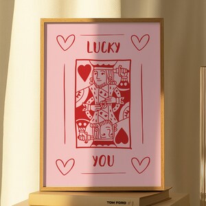 Afdrukbare muurkunst Lucky You – Rode koning speelkaartontwerp – Leuke digitale download voor modern interieur