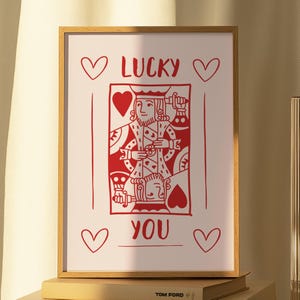 Lámina artística "Lucky You": Póster de naipes del As de Picas, arte mural minimalista en rojo y blanco, decoración tipográfica retro para el hogar o la oficina