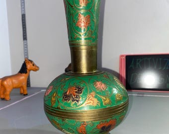 Vaso vintage em latão verde gravado, jarro artesanal em esmalte floral, fabricado na Índia. Raro.