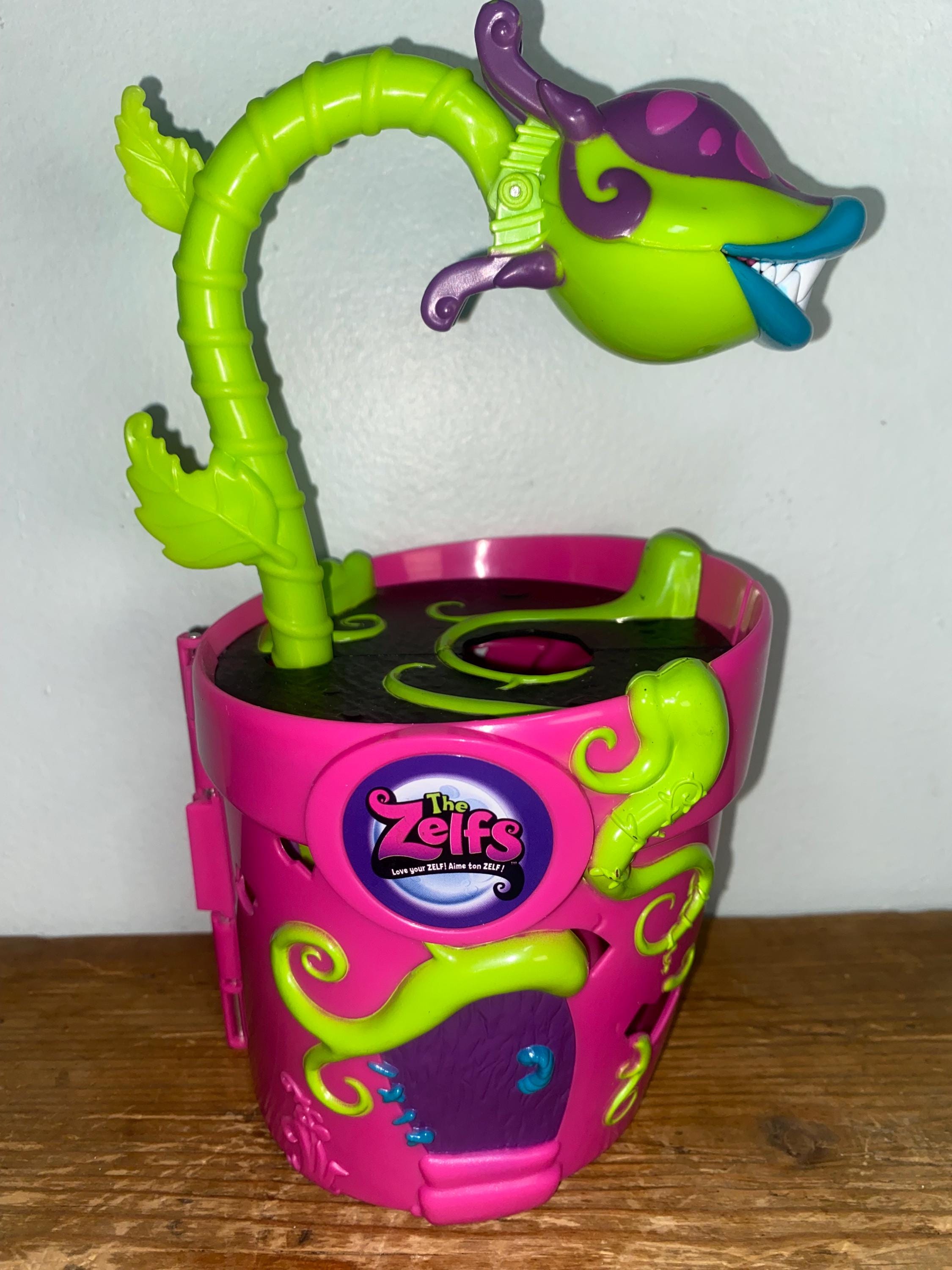 Rare Moose Zelfs Accessory – Mini Pot House & Carnivorous Plant